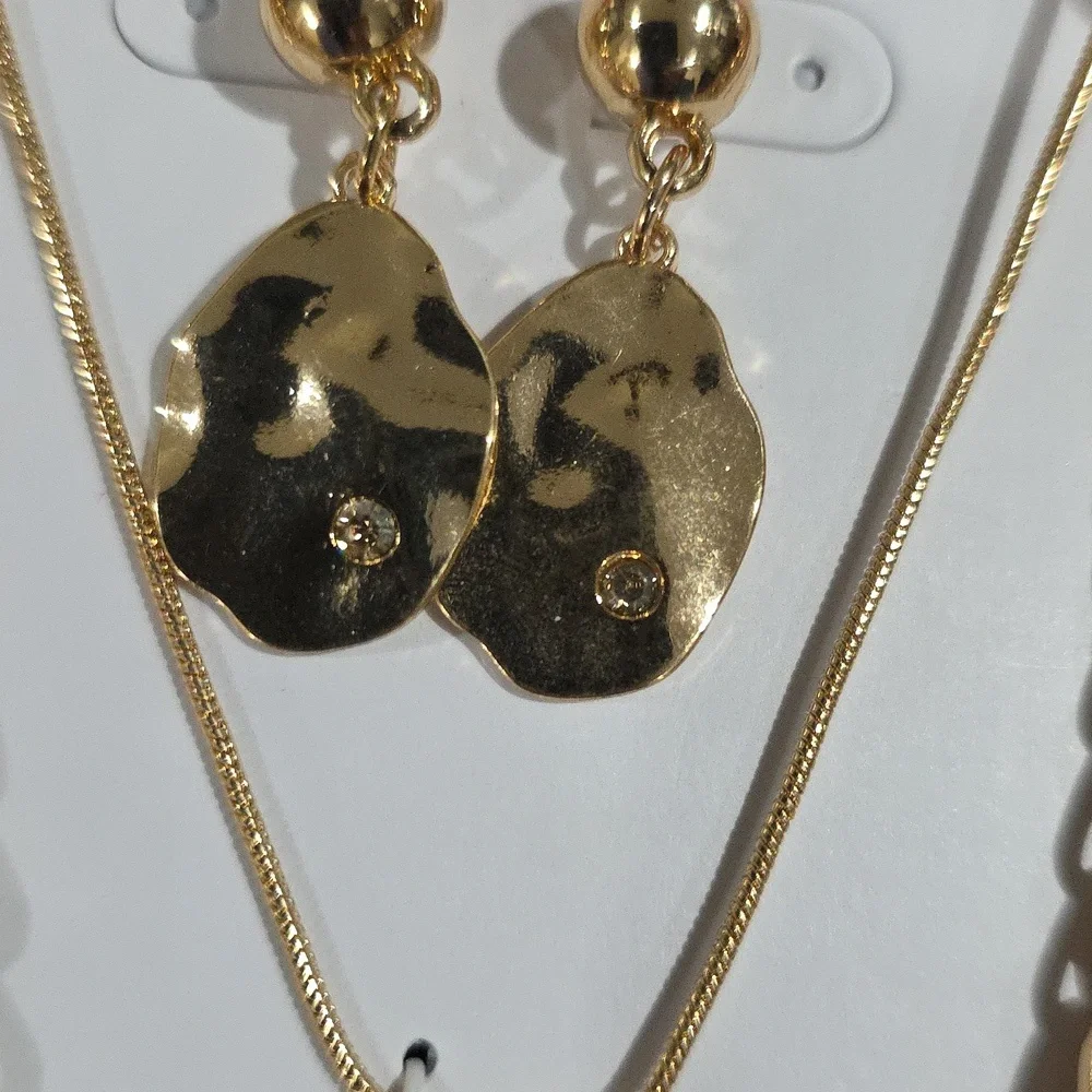 Laundry by Shelli Segal Gold-Tone Necklace & Earrings Set – Elegant Jewelry